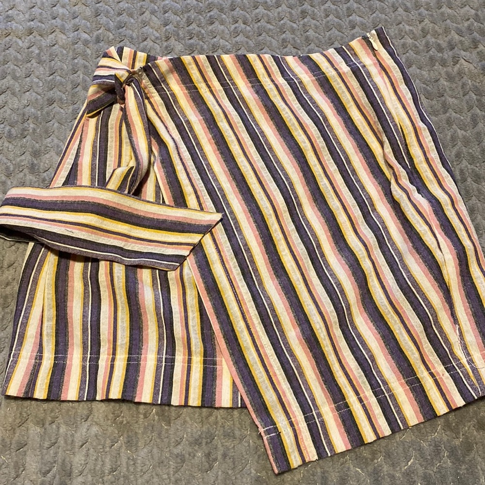 2/$10! UNKNOWN. Women’s skirt.